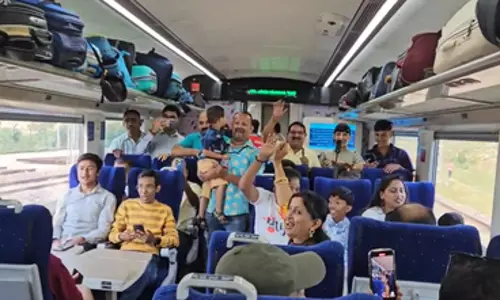 आम लोगों के लिए शुरू हुई कटरा-श्रीनगर वंदे भारत एक्सप्रेस, यात्री बोले-सोचा नहीं था ट्रेन में बैठकर कश्मीर जाएंगे