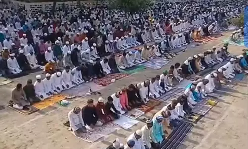 Kasganj: ईद पर 105 स्थानों पर नमाज अदा कर लोगों ने मांगी अमन-चैन की दुआ Kasganj: ईद पर 105 स्थानों पर नमाज अदा कर लोगों ने मांगी अमन-चैन की दुआ