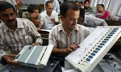 EVM की कमी के कारण महाराष्ट्र में स्थानीय निकाय चुनाव तीन चरणों में हो सकते EVM की कमी के कारण महाराष्ट्र में स्थानीय निकाय चुनाव तीन चरणों में हो सकते