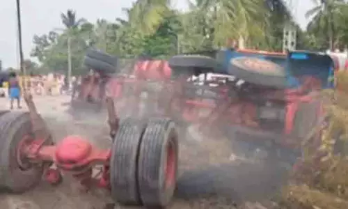 Kalpakkam के पास तेजाब से लदी लॉरी ने दो साइकिल सवारों को कुचला, पलट गई Kalpakkam के पास तेजाब से लदी लॉरी ने दो साइकिल सवारों को कुचला, पलट गई