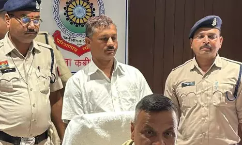 कमाई शून्य और खाते में जमा है 70 लाख रुपए, ग्रामीण गिरफ्तार
