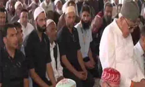 ईद मुसलमानों के लिए अच्छे दिन लाएगी: हजरतबल दरगाह में उमर अब्दुल्ला ने दी शुभकामनाएं