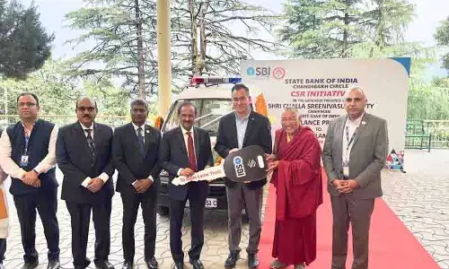 SBI ने दलाई लामा ट्रस्ट को एम्बुलेंस भेंट की SBI ने दलाई लामा ट्रस्ट को एम्बुलेंस भेंट की