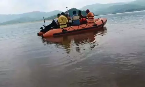 Odisha : बालीमेला जलाशय में नाव पलटने से युवक के डूबने की आशंका Odisha : बालीमेला जलाशय में नाव पलटने से युवक के डूबने की आशंका