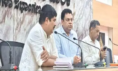 विधायक ने पानी की कमी और नागरिक मुद्दों को संबोधित करने के लिए आपातकालीन बैठक की विधायक ने पानी की कमी और नागरिक मुद्दों को संबोधित करने के लिए आपातकालीन बैठक की