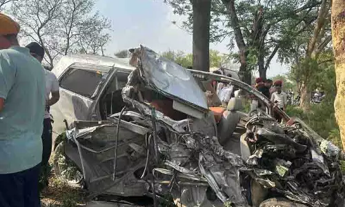 Punjab: विरोध प्रदर्शन सातवें दिन भी जारी, निवासियों ने ट्रक मालिक की गिरफ्तारी की मांग की Punjab: विरोध प्रदर्शन सातवें दिन भी जारी, निवासियों ने ट्रक मालिक की गिरफ्तारी की मांग की
