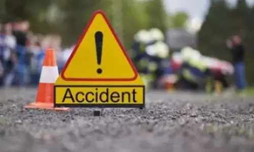 सड़क पर गड्ढे में स्कूटर गिरा और पलट गया; ट्रक की टक्कर से महिला की मौत