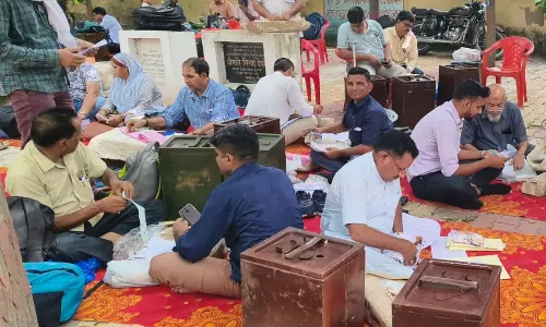 Dungarpur: पंचायतीराज उपचुनाव के लिए मतदान दल रवाना