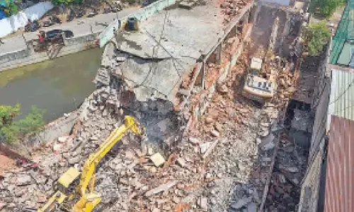 HYDRAA  ने सिकंदराबाद में पटनी नाले के पास अवैध इमारतों को ढहाया