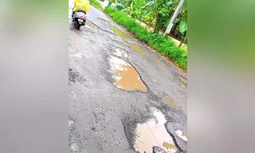 Kerala : कंजिक्कुझी-परमपुझा सड़क गड्ढों से भरी