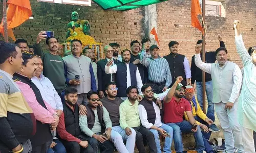 Farrukhabad: सरदार पटेल ने युवा वाहिनी ने छत्रपति शिवाजी की प्रतिमा का किया राज्याभिषेक Farrukhabad: सरदार पटेल ने युवा वाहिनी ने छत्रपति शिवाजी की प्रतिमा का किया राज्याभिषेक