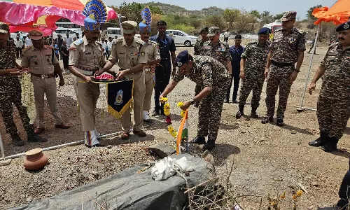 छत्तीसगढ़ में शहीद CRPF जवान के घर पहुंचे DG छत्तीसगढ़ में शहीद CRPF जवान के घर पहुंचे DG