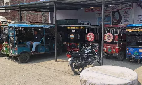 Farrukhabad: अनियमित परिवहन पर शिकंजा, अवैध बस और 8 ई-रिक्शा सीज