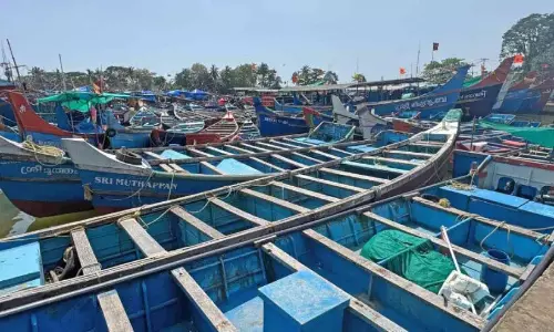 Kerala : अंतरराज्यीय नौकाएं वापस लौटने लगी Kerala : अंतरराज्यीय नौकाएं वापस लौटने लगी