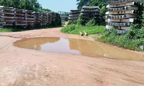 Kerala : गड्ढों में भरा पानी, रेलवे रोड बनी खतरनाक सड़क