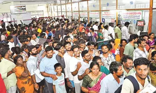TTD : तिरुपति में श्रीवरी मेट्टू भक्तों को टोकन वितरित किए गए