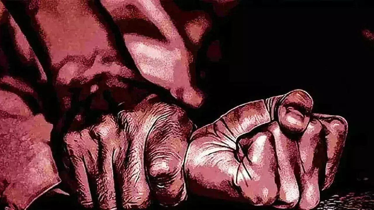 Bareilly: अधिकारियों की कड़ी फटकार के बाद दर्ज हुआ बच्ची से दुष्कर्म का मुकदमा Bareilly: अधिकारियों की कड़ी फटकार के बाद दर्ज हुआ बच्ची से दुष्कर्म का मुकदमा