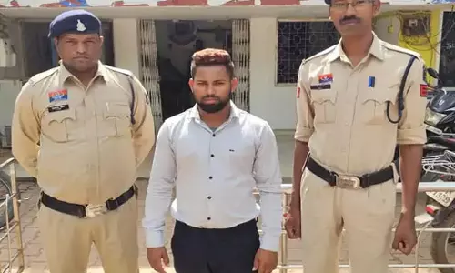 दुर्ग पुलिस ने बिलासपुर में मारी रेड, रेप का आरोपी गिरफ्तार दुर्ग पुलिस ने बिलासपुर में मारी रेड, रेप का आरोपी गिरफ्तार