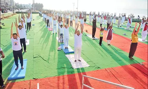 Visakhapatnam : योग दिवस की तैयारियां जोरों पर Visakhapatnam : योग दिवस की तैयारियां जोरों पर