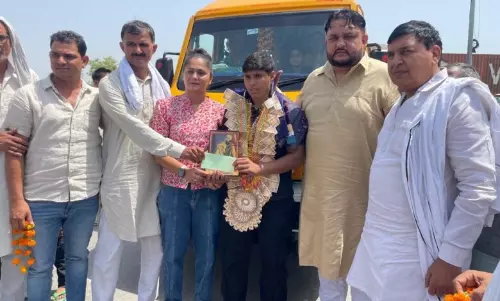 Bhiwani: घणघस खाप ने स्वर्ण पदक विजेता खुशी घणघस का गर्मजोशी से स्वागत किया Bhiwani: घणघस खाप ने स्वर्ण पदक विजेता खुशी घणघस का गर्मजोशी से स्वागत किया