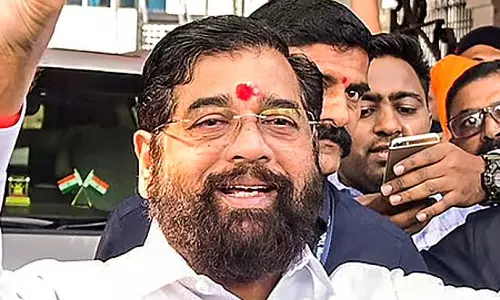 उड़ान में देरी से बची जान: एकनाथ शिंदे का मानवीय कार्य