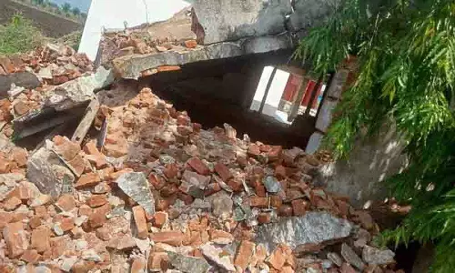Nirmal में जर्जर स्कूल भवन ढहा, चार छात्र घायल