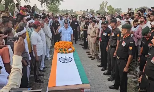 Jind: सैनिक को राजकीय सम्मान के साथ दी गई अंतिम विदाई Jind: सैनिक को राजकीय सम्मान के साथ दी गई अंतिम विदाई