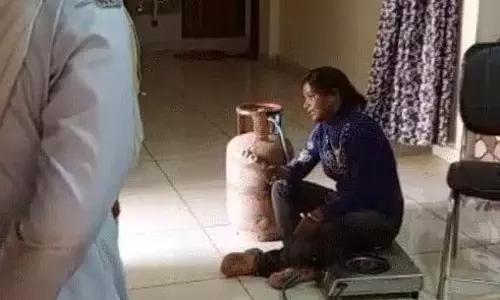 महिला गैस चूल्हे पर बैठी, पूर्व प्रेमी द्वारा शादी से इनकार करने पर घर में आग लगाने की धमकी दी महिला गैस चूल्हे पर बैठी, पूर्व प्रेमी द्वारा शादी से इनकार करने पर घर में आग लगाने की धमकी दी