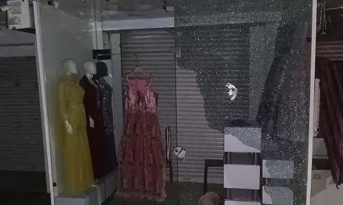 Bhopal : न्यू मार्केट में बदमाशों के एक समूह ने ब्राइडल वियर शोरूम में तोड़फोड़ की, FIR दर्ज Bhopal : न्यू मार्केट में बदमाशों के एक समूह ने ब्राइडल वियर शोरूम में तोड़फोड़ की, FIR दर्ज