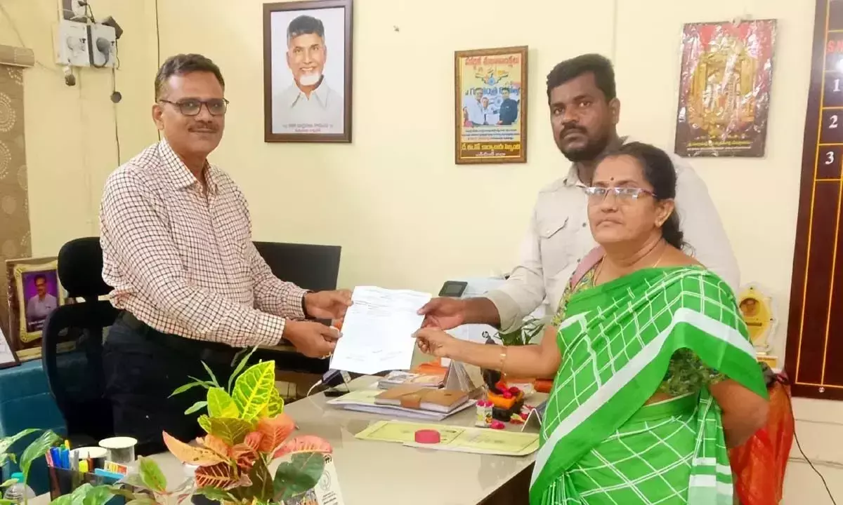 Andhra: स्कूल चौकीदारों, सफाई कर्मचारियों को वेतन देने की मांग