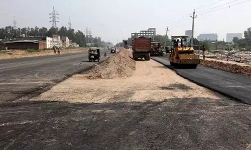 NCR News: ग्रेटर नोएडा में शुरू हुआ 80 मीटर चौड़ी सड़क का निर्माण