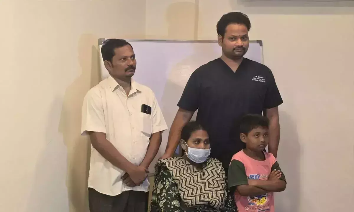 Andhra: कैपिटल हॉस्पिटल के डॉक्टर ने की दुर्लभ सर्जरी Andhra: कैपिटल हॉस्पिटल के डॉक्टर ने की दुर्लभ सर्जरी