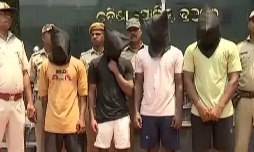 Odisha: 2 नाबालिग चचेरी बहनों से बलात्कार के बाद भाग रहे 4 युवकों को पकड़ा गया Odisha: 2 नाबालिग चचेरी बहनों से बलात्कार के बाद भाग रहे 4 युवकों को पकड़ा गया