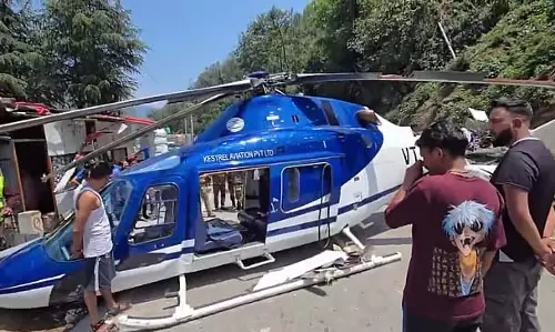 तकनीकी खराबी: हेलीकॉप्टर की सड़क पर आपातकालीन लैंडिंग तकनीकी खराबी: हेलीकॉप्टर की सड़क पर आपातकालीन लैंडिंग