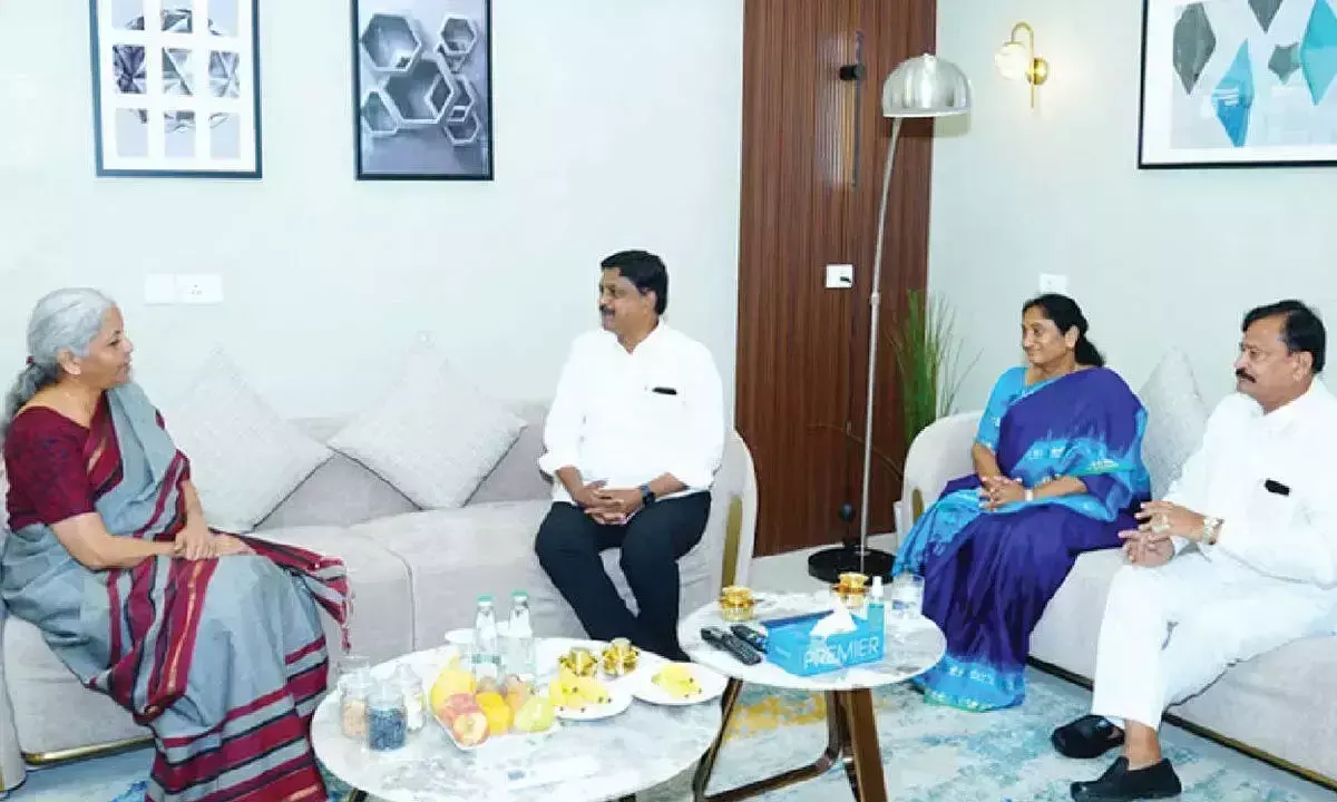 Andhra: पय्यावुला ने केंद्रीय मंत्री सीतारमण का गर्मजोशी से स्वागत किया Andhra: पय्यावुला ने केंद्रीय मंत्री सीतारमण का गर्मजोशी से स्वागत किया