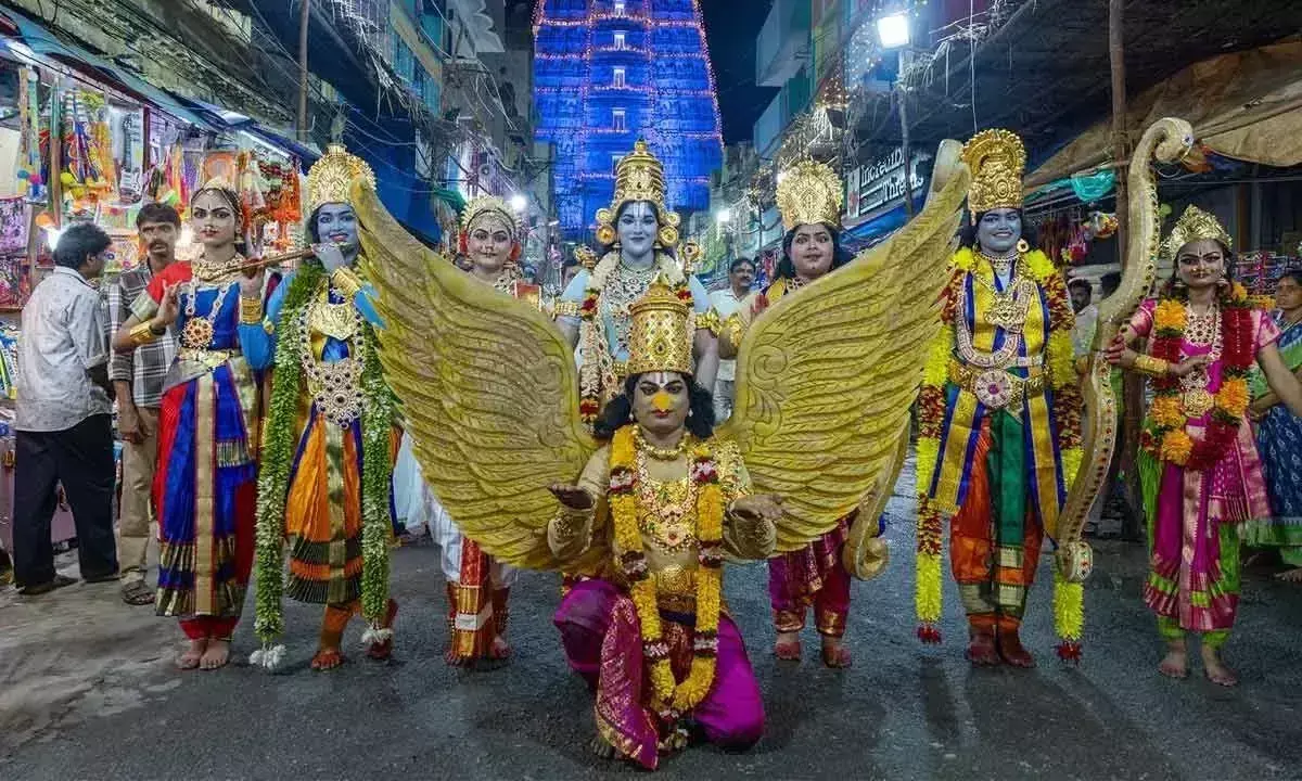 Andhra: बड़ी संख्या में श्रद्धालु गरुड़ वाहन सेवा के साक्षी बने Andhra: बड़ी संख्या में श्रद्धालु गरुड़ वाहन सेवा के साक्षी बने
