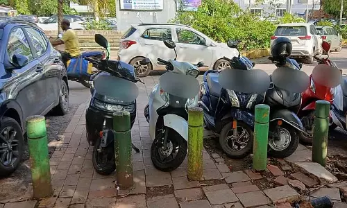 Panaji के पाटो में बोलार्ड के पास अनुचित पार्किंग से पैदल यात्री परेशान Panaji के पाटो में बोलार्ड के पास अनुचित पार्किंग से पैदल यात्री परेशान