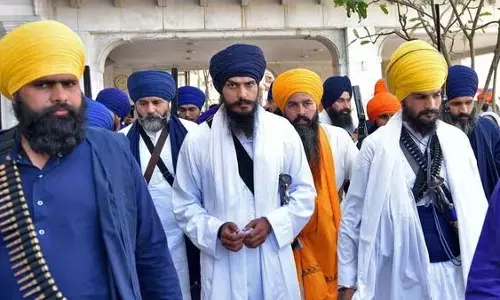 Punjab:पुलिस ने अमृतपाल सिंह से कथित तौर पर जुड़े टिंडर प्रोफाइल की जांच की Punjab:पुलिस ने अमृतपाल सिंह से कथित तौर पर जुड़े टिंडर प्रोफाइल की जांच की