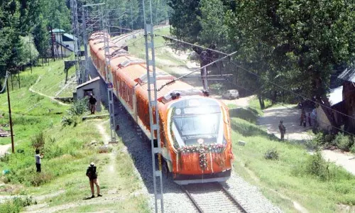 Kashmir के लिए ट्रेन: इंजीनियरिंग के चमत्कारों और अद्भुत सौंदर्य से होकर यात्रा