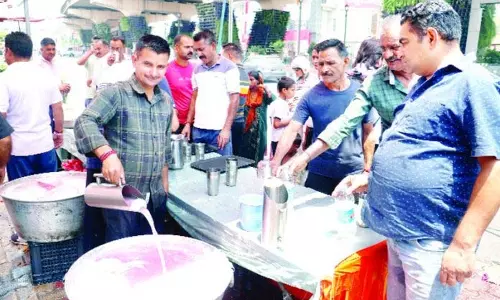 Jammu: मीठा जल चढ़ाने की परंपरा के बीच मनाई गई निर्जला एकादशी Jammu: मीठा जल चढ़ाने की परंपरा के बीच मनाई गई निर्जला एकादशी