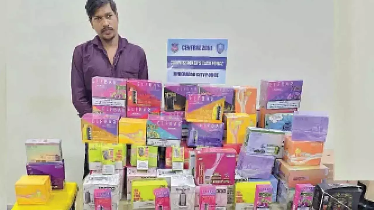 Telangana: एक व्यक्ति गिरफ्तार, 21 लाख रुपये मूल्य की 670 ई-सिगरेट जब्त Telangana: एक व्यक्ति गिरफ्तार, 21 लाख रुपये मूल्य की 670 ई-सिगरेट जब्त