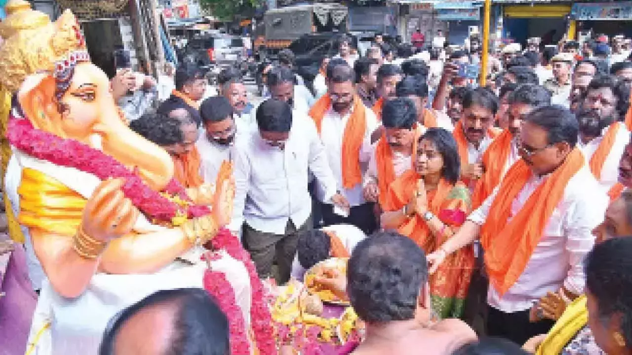 Telangana: खैरताबाद गणेश की 69 फुट ऊंची यात्रा शुरू