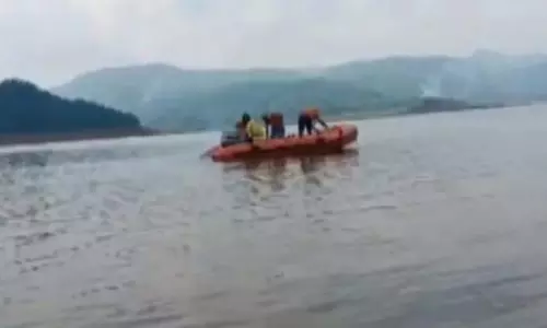 Odisha:नाव पलटने से युवक की डूबकर मौत, 2 महिलाओं को बचाया गया Odisha:नाव पलटने से युवक की डूबकर मौत, 2 महिलाओं को बचाया गया