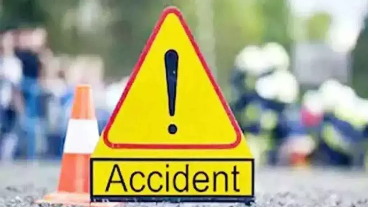 Telangana: मेडचल में कार के बिजली के खंभे से टकराने से दो तकनीशियनों की मौत Telangana: मेडचल में कार के बिजली के खंभे से टकराने से दो तकनीशियनों की मौत