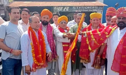 Jammu: अखनूर से मिंधल के लिए छड़ी यात्रा रवाना Jammu: अखनूर से मिंधल के लिए छड़ी यात्रा रवाना