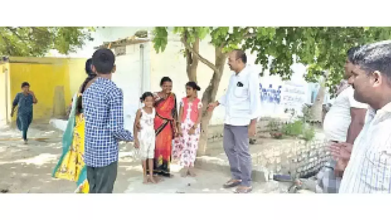Telangana: प्रधानाचार्य ने अभिभावकों से बच्चों को स्कूल में दाखिला दिलाने का आग्रह किया