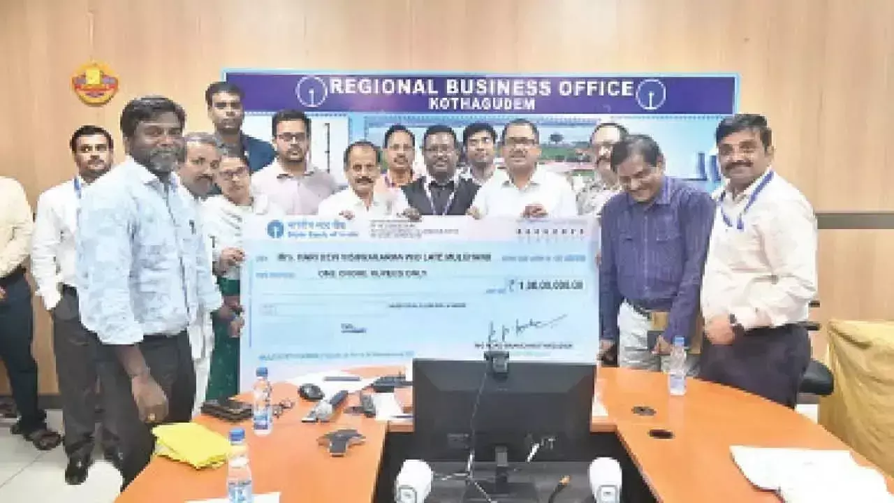 Telangana: सिंगरेनी ने कर्मचारियों को दिया एक करोड़ रुपये का बीमा कवर Telangana: सिंगरेनी ने कर्मचारियों को दिया एक करोड़ रुपये का बीमा कवर