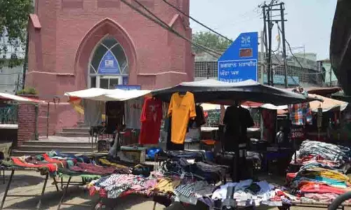 Ludhiana के प्रतिष्ठित घंटाघर पर अतिक्रमण का साया Ludhiana के प्रतिष्ठित घंटाघर पर अतिक्रमण का साया