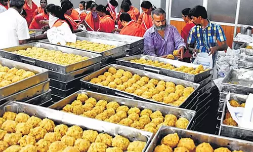 Tirupati लड्डू जीआई टैग के दुरुपयोग के लिए टीटीडी ने विक्रेताओं को कानूनी नोटिस जारी किया Tirupati लड्डू जीआई टैग के दुरुपयोग के लिए टीटीडी ने विक्रेताओं को कानूनी नोटिस जारी किया