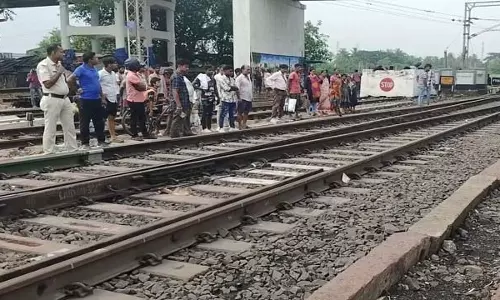इयरफ़ोन में डूबा रहा युवक, मौत बनकर आई ट्रेन